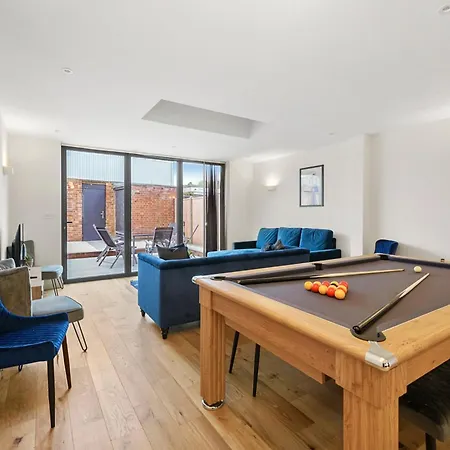 Deluxe 5 Bed House In London - Pool Table Villa